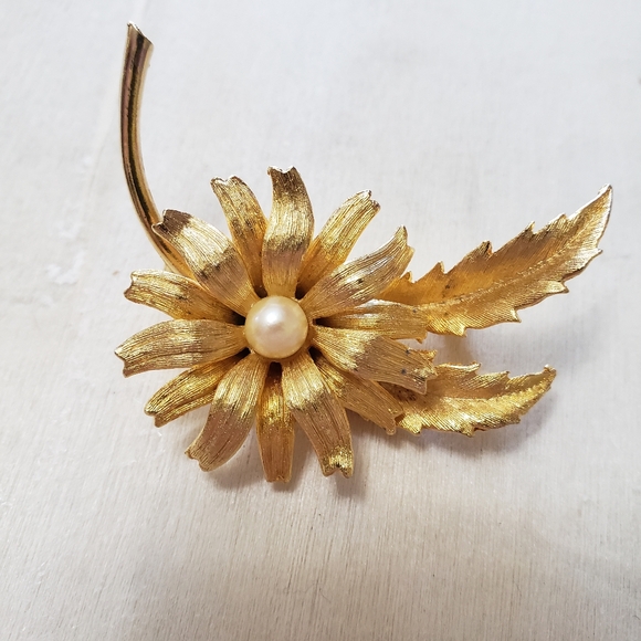Vintage Flower Pin 2” Faux Pearl Textured Gold Metal Leaves Stem Spin Lock - Picture 2 of 6